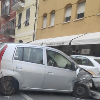 Finisce contro le auto parcheggiate a Ventimiglia, un ferito Finisce contro le auto parcheggiate a Ventimiglia, un ferito
