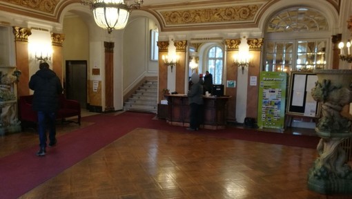 Sanremo: cambia sistemazione l'ingresso del Comune, l'usciere in posizione frontale all'ingresso