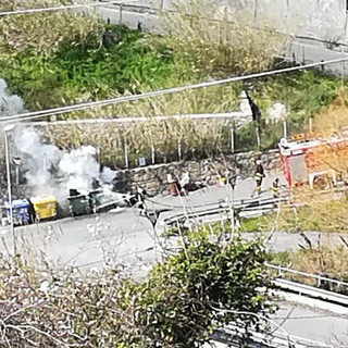 Sanremo: due cassonetti a fuoco in via Val D'Olivi, intervento dei pompieri matuziani (Foto)