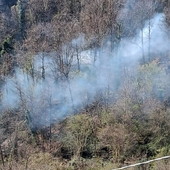 Incendio a Ceriana: fiamme distruggono bosco e trasformatore Enel, paese senza corrente e interventi in corso Incendio a Ceriana: fiamme distruggono bosco e trasformatore Enel, paese senza corrente e interventi in corso