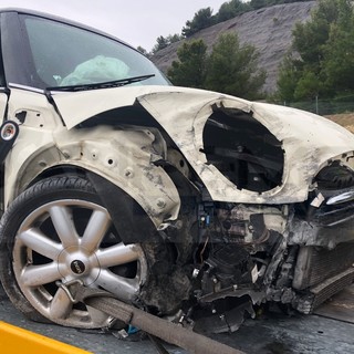 Sanremo: incidente in una galleria dell'autostrada A10, 30enne perde il controllo dell'auto. Mobilitazione di soccorsi (Foto) Sanremo: incidente in una galleria dell'autostrada A10, 30enne perde il controllo dell'auto. Mobilitazione di soccorsi (Foto)