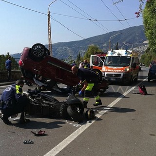 Incidente sull'Aurelia tra Ospedaletti e Sanremo, auto si ribalta dopo lo scontro con una vettura posteggiata (Foto e Video) Incidente sull'Aurelia tra Ospedaletti e Sanremo, auto si ribalta dopo lo scontro con una vettura posteggiata (Foto e Video)