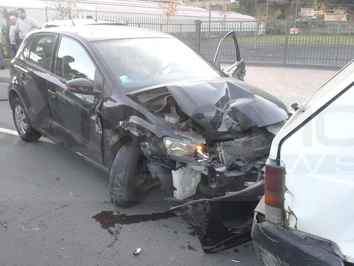 Camporosso: auto tenta un sorpasso in via Braie, diversi mezzi distrutti ma per fortuna nessun ferito