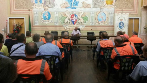 Diano Marina: in corso nella sala consiliare del Comune l'incontro tra l'Assessore Bregolin ed i dipendenti TraDeCo Diano Marina: in corso nella sala consiliare del Comune l'incontro tra l'Assessore Bregolin ed i dipendenti TraDeCo