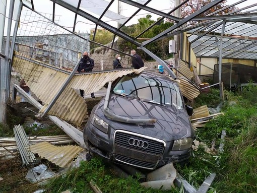 Ventimiglia: perde il controllo dell'auto e finisce in una serra a Pedaigo, anziano lievemente ferito Ventimiglia: perde il controllo dell'auto e finisce in una serra a Pedaigo, anziano lievemente ferito