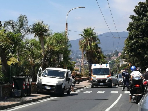 Sanremo: scontro auto-scooter sull'Aurelia ai "Tre Ponti", un ferito portato in ospedale (Foto) Sanremo: scontro auto-scooter sull'Aurelia ai "Tre Ponti", un ferito portato in ospedale (Foto)