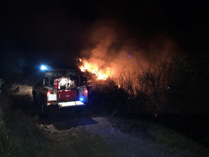 Imperia: incendio di sterpaglie nella notte tra Dolcedo e Prelà, intervento di VVF e Volontari (Foto)