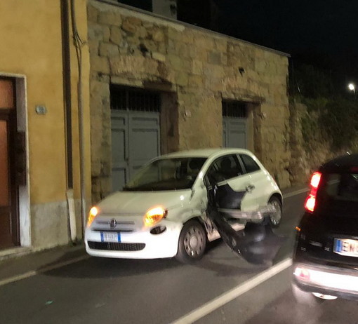 Ventimiglia: scontro tra due auto sull'Aurelia in frazione Latte, nessun ferito ma traffico in tilt (Foto)