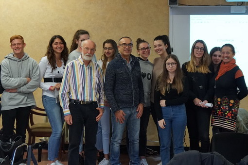 Sanremo: ieri a Villa Magnolie la conferenza della 4a R del Cassini sulla 'Belle Epoque' della città Sanremo: ieri a Villa Magnolie la conferenza della 4a R del Cassini sulla 'Belle Epoque' della città