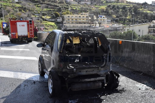 Sanremo: auto prende fuoco sull'Aurelia Bis, conducente riesce ad uscire in tempo (Foto) Sanremo: auto prende fuoco sull'Aurelia Bis, conducente riesce ad uscire in tempo (Foto)
