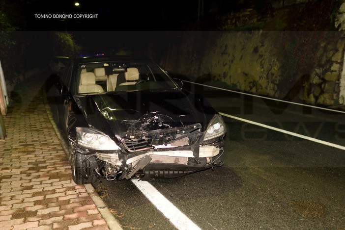 Bordighera: schianto sull'Aurelia vicino al Grand Hotel del Mare, un ferito lieve e due auto distruttre Bordighera: schianto sull'Aurelia vicino al Grand Hotel del Mare, un ferito lieve e due auto distruttre