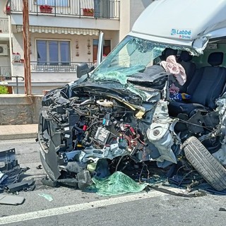 Scontro frontale sull'Aurelia in Arziglia tra un furgone e un bus della Rt, uomo in gravi condizioni