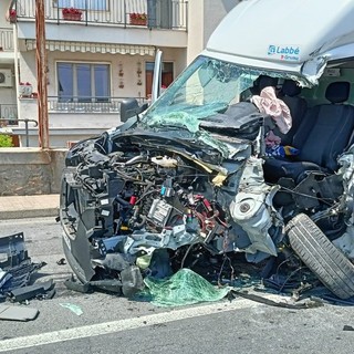 Scontro frontale sull'Aurelia in Arziglia tra un furgone e un bus della Rt, uomo in gravi condizioni