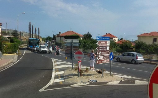 Riva Ligure: curva del 'Don' pericolosa secondo una nostra lettrice che chiede una 'rotonda' Riva Ligure: curva del 'Don' pericolosa secondo una nostra lettrice che chiede una 'rotonda'