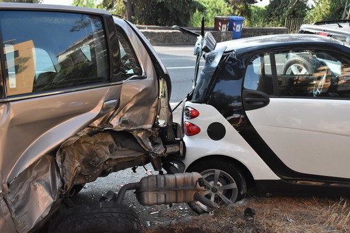 Sanremo: perde il controllo dell'auto e ne distrugge alcune parcheggiate, è accaduto stanotte in corso Marconi (Foto) Sanremo: perde il controllo dell'auto e ne distrugge alcune parcheggiate, è accaduto stanotte in corso Marconi (Foto)