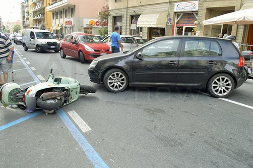 Sanremo: lieve incidente stradale questa mattina in via Pietro Agosti, ferito un centauro