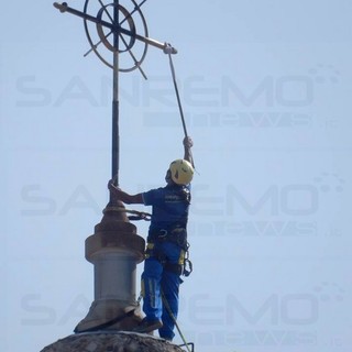 Bordighera: torna a splendere, grazie ad un intervento acrobatico sul campanile, la croce della chiesa di Terrasanta (Foto)