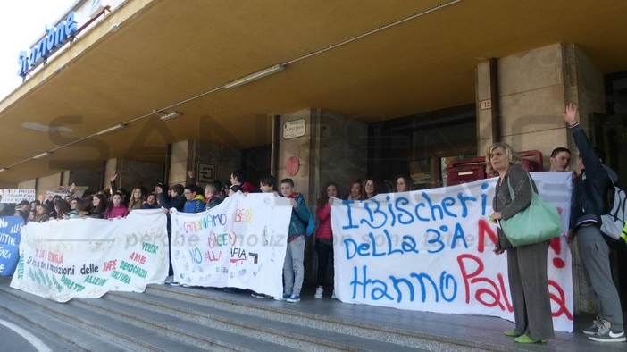 Ventimiglia: gli alunni delle medie Cavour in prima linea nella 21esima ‘Giornata della Memoria e dell’Impegno’ Ventimiglia: gli alunni delle medie Cavour in prima linea nella 21esima ‘Giornata della Memoria e dell’Impegno’