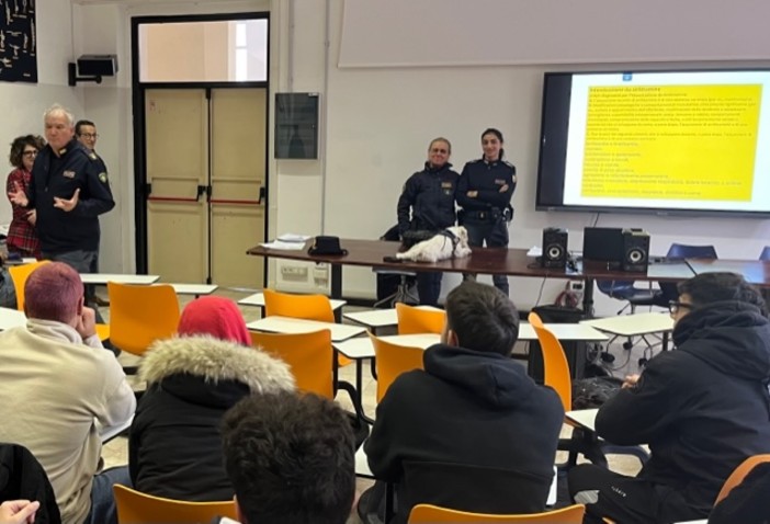Il reparto cinofili della Questura di Imperia incontra gli studenti tra i banchi di scuola Il reparto cinofili della Questura di Imperia incontra gli studenti tra i banchi di scuola
