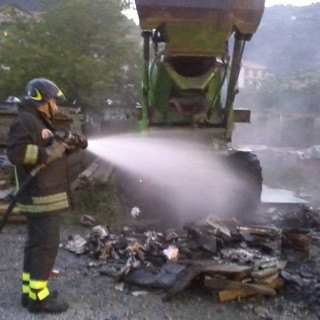 Camporosso: incendio ad una betoniera in un cantiere nel tardo pomeriggio di ieri Camporosso: incendio ad una betoniera in un cantiere nel tardo pomeriggio di ieri