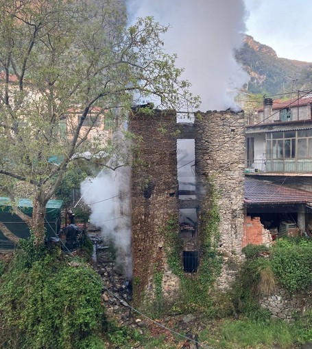Rocchetta Nervina: incendio stamattina in una casa disabitata, intervento dei Vigili del Fuoco (Foto)