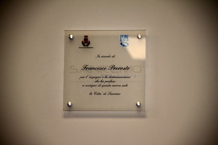 La targa per Francesco Prevosto agli uffici Inps di Sanremo