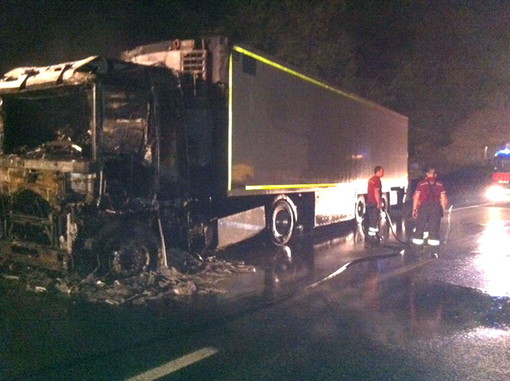Ventimiglia: incendio sull'Autostrada dei Fiori, va a fuoco il vano motore di un camion