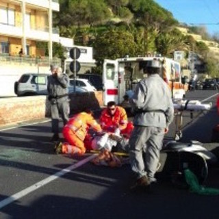 Sanremo: scooter tampona auto in corso Mazzini, 40enne ricoverato in ospedale per un grave trauma facciale (foto) Sanremo: scooter tampona auto in corso Mazzini, 40enne ricoverato in ospedale per un grave trauma facciale (foto)