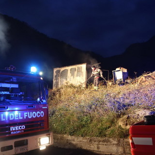 Badalucco: incendio ad un capanno in una campagna di strada Poggi vicino al paese, intervento dei Vvf Badalucco: incendio ad un capanno in una campagna di strada Poggi vicino al paese, intervento dei Vvf