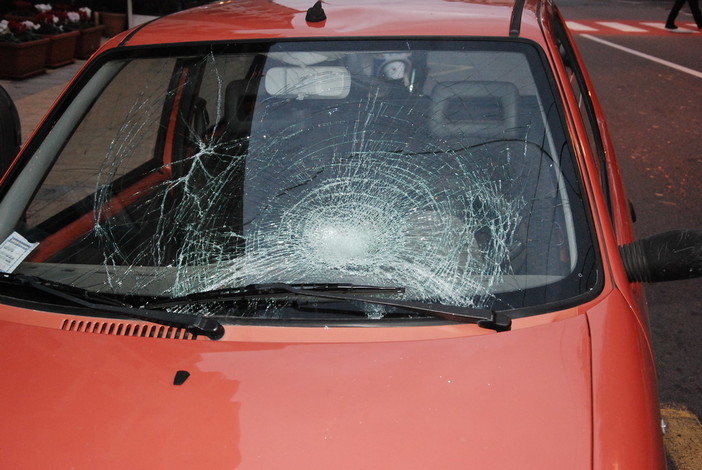 Sanremo: giovane investito sulle strisce pedonali in corso Matuzia di fronte alla pasticceria per cui lavora