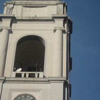 Imperia: diktat parabole, il Comune rischia l'autogoal, sul terrazzino della torre spunta una 'padella'