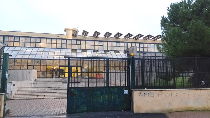 Bordighera: freddo al Montale, i docenti “Problemi all’impianto ma non in tutto il plesso” ma i ragazzi anche oggi restano fuori