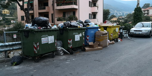 Sanremo: i 'furbetti dell'immondizia' invadono strada Borgo Tinasso, i residenti chiedono una 'isola ecologica' automatizzata (Foto)