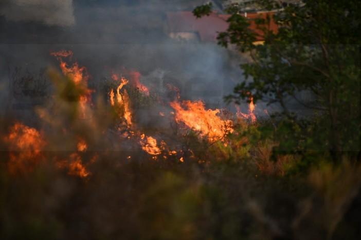 Sanremo: spento e bonificato nella notte l'incendio di ieri, i Carabinieri indagano sul responsabile (Foto e Video)