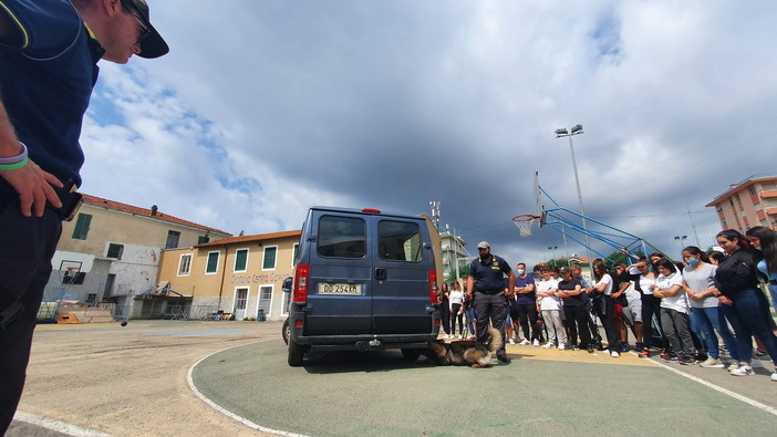 Al Cnos Fap di Vallecrosia l’incontro con la Guardia di Finanza e la dimostrazione delle attività dell'unità cinofila