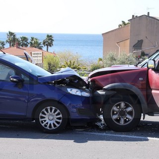 Santo Stefano al Mare: scontro frontale sull'Aurelia al bivio per Terzorio, un ferito lieve (Foto)