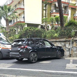 Sanremo: perde il controllo dell'auto e finisce contro il muro, due feriti in via Duca degli Abruzzi (Foto)