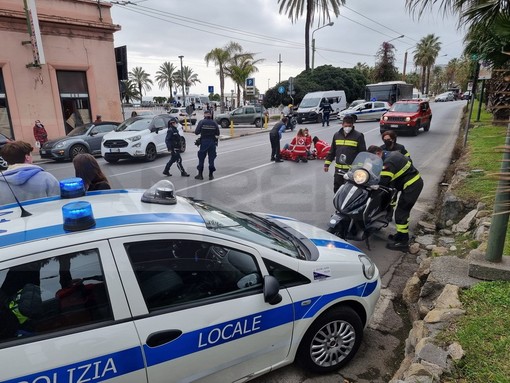 Sanremo: svolta in direzione vietata e centra uno scooter, pronto intervento della Croce Rossa (Foto) Sanremo: svolta in direzione vietata e centra uno scooter, pronto intervento della Croce Rossa (Foto)