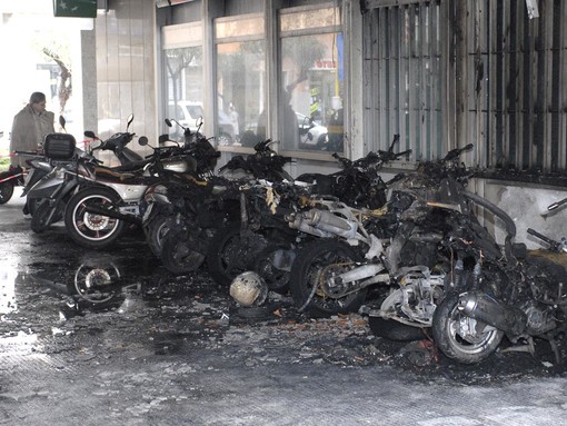 Imperia: incendio scooter, un anziano rimane intossicato Imperia: incendio scooter, un anziano rimane intossicato