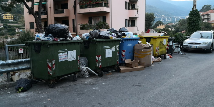 Sanremo: i 'furbetti dell'immondizia' invadono strada Borgo Tinasso, i residenti chiedono una 'isola ecologica' automatizzata (Foto)