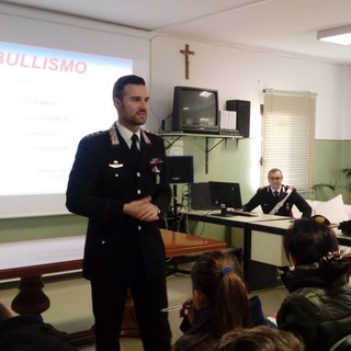 Riva Ligure: incontro sul tema della legalità tra i Carabinieri e gli alunni dell’Istituto Comprensivo Riva Ligure-San Lorenzo Riva Ligure: incontro sul tema della legalità tra i Carabinieri e gli alunni dell’Istituto Comprensivo Riva Ligure-San Lorenzo