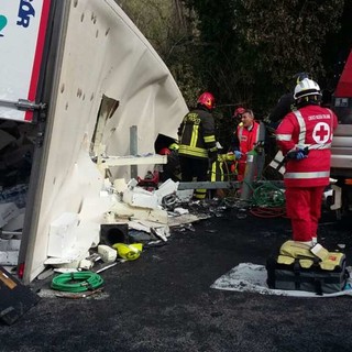 Incidente sull'A10 di questa mattina, i video e le foto della rimozione del tir dei Vigili del Fuoco di Savona
