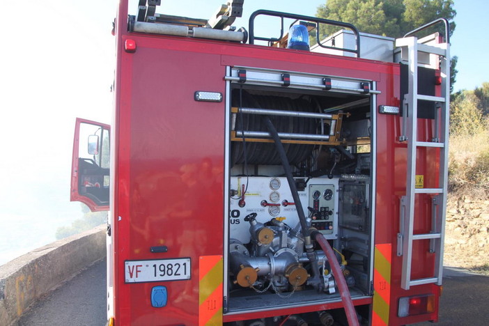 Pietrabruna: si teme un incendio boschivo ma era un contadino che bruciava nonostante il divieto Pietrabruna: si teme un incendio boschivo ma era un contadino che bruciava nonostante il divieto