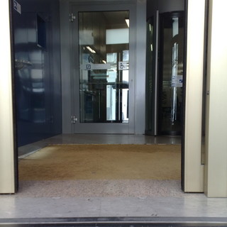 Sanremo: accesso ad una banca del centro, lettore "Non è a norma per i diversamente abili!"