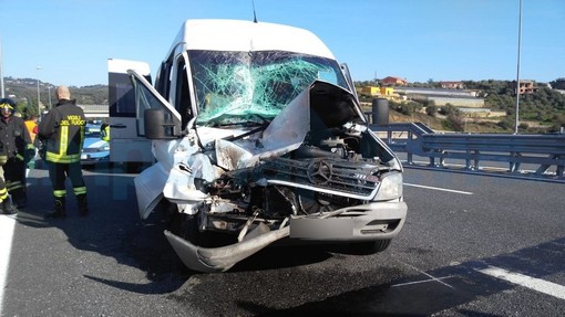 Imperia: tamponamento in A10 poco dopo il casello di Imperia Ovest, tre feriti e soccorsi sul posto (Foto)