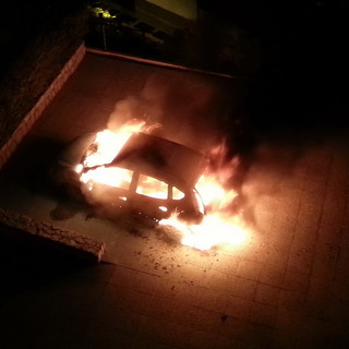 Sanremo: incendio di ieri sera a Capo Nero, le foto del nostro lettore Massimo Bergamaschi