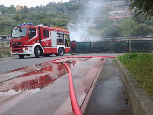 Vallecrosia: incendio ad un container per la raccolta differenziata di fronte al cimitero, fiamme spente dai VVF di Ventimiglia