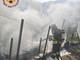 Incendio di un'auto a Bussana, le fiamme raggiungono la vegetazione: tempestivo intervento dei Vigili del Fuoco evita il peggio