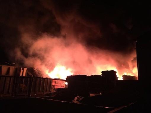 L'incendio di Cairo Montenotte (foto da SavonaNews) L'incendio di Cairo Montenotte (foto da SavonaNews)