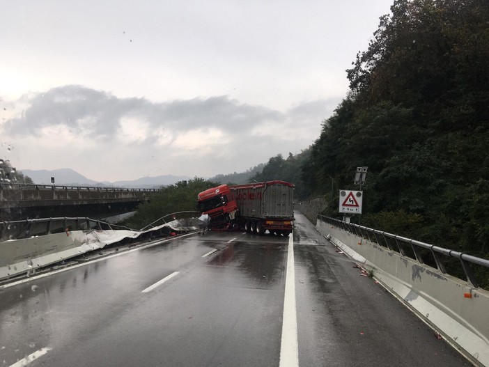 Incidente sull'Autostrada A 6 tra Ceva e Millesimo: coinvolto un Tir e problemi alla circolazione verso la Liguria (Foto) Incidente sull'Autostrada A 6 tra Ceva e Millesimo: coinvolto un Tir e problemi alla circolazione verso la Liguria (Foto)
